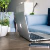 テーブルの上のMacBook