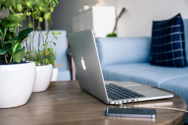テーブルの上のMacBook