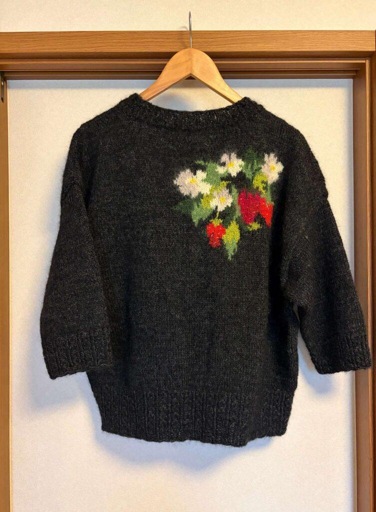 苺と花のプルオーバー　後ろ
